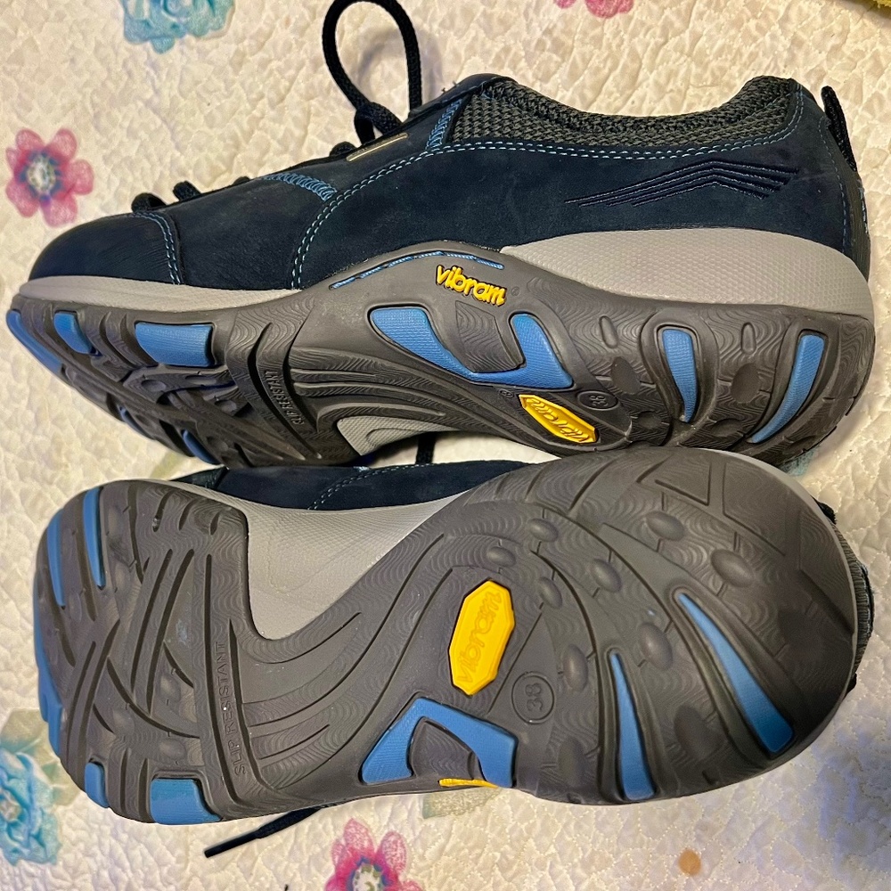 Dansko waterproof shoes Women’s 8 wide